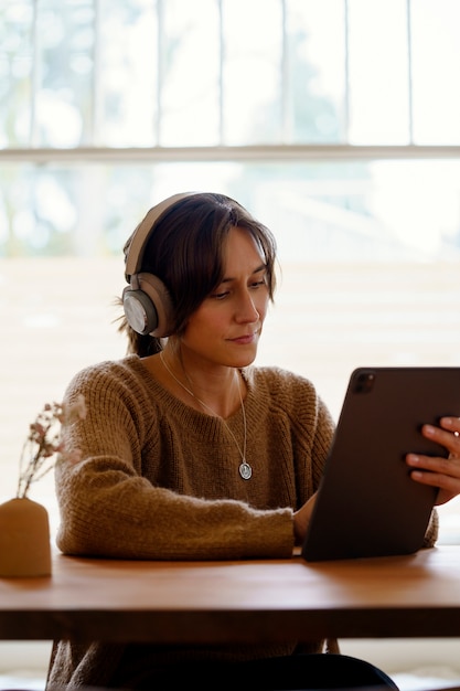 Mulher usando tecnologia de tablet digital