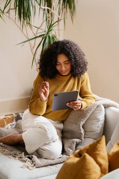 Foto grátis mulher usando tecnologia de tablet digital