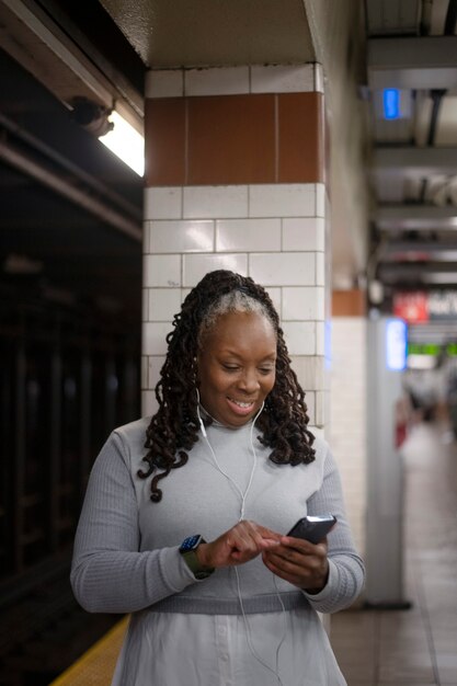 Foto grátis mulher usando tecnologia enquanto viaja na cidade