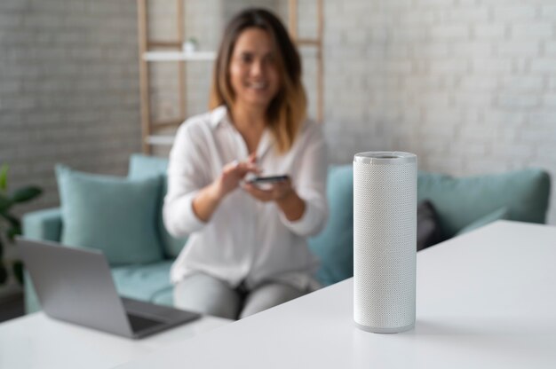 Mulher usando um assistente digital de alto-falante