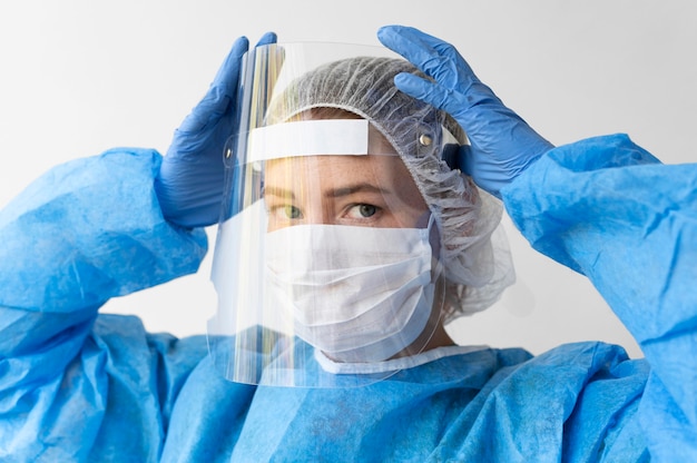 Mulher usando um equipamento médico de proteção com máscara cirúrgica