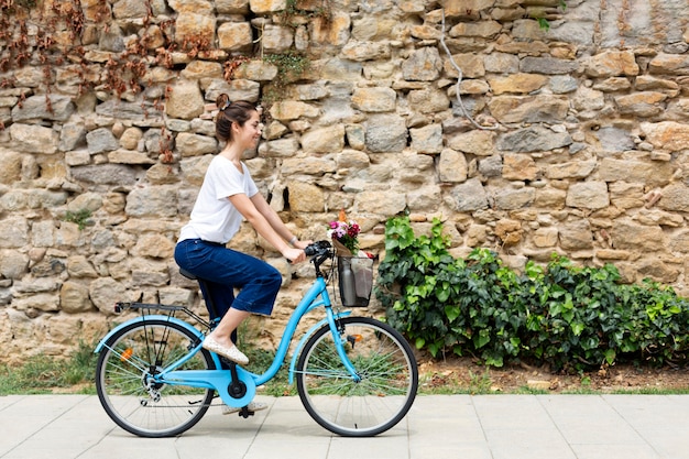 Foto grátis mulher usando uma forma ecológica de transporte