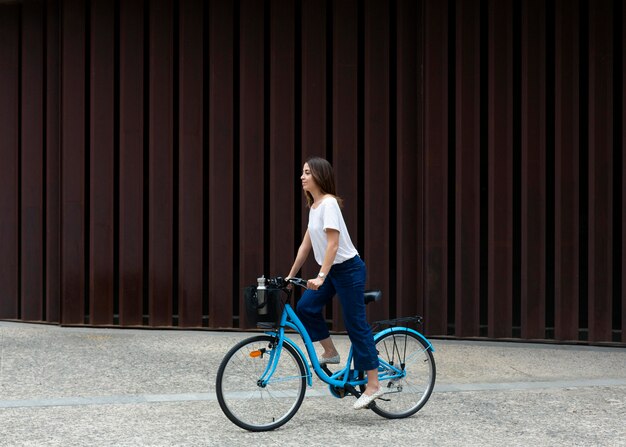 Mulher usando uma forma ecológica de transporte