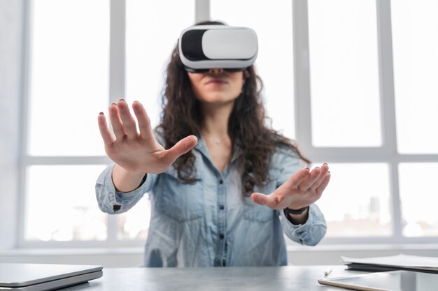 Mulher usando vr em uma visão baixa de escritório para negócios