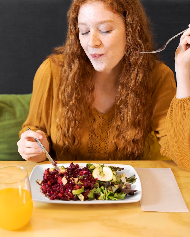 Foto grátis mulher vegetariana de dose média