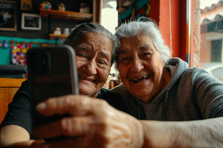 Foto grátis mulher velha comemorando o dia mundial da fotografia