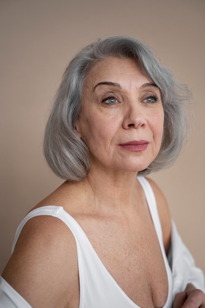 Mulher velha elegante vestindo roupas brancas
