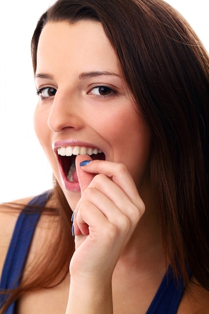 Mulher verificando os dentes