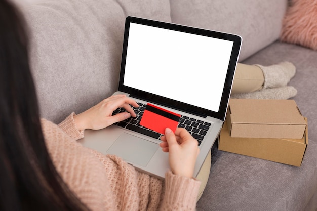 Foto grátis mulher verificando seu laptop para vendas cibernéticas de segunda