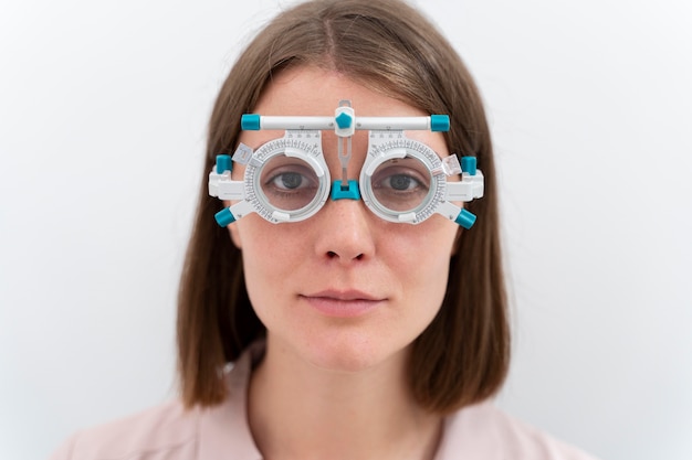 Mulher verificando suas dioptrias com um equipamento especial para lentes