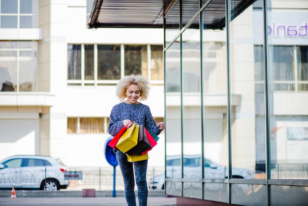 Mulher vestida casual em compras