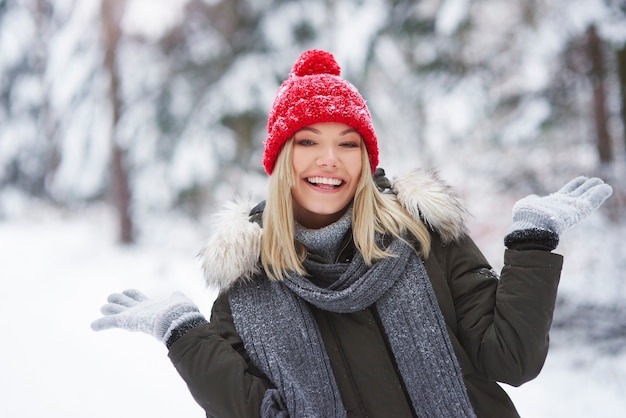 Mulher vestida de maneira aconchegante no inverno