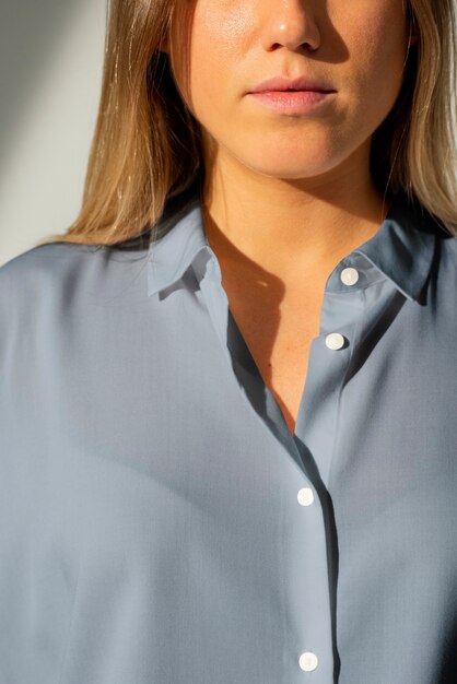 Mulher vestindo camisa azul close-up sessão de estúdio