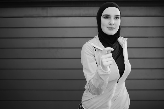 Mulher vestindo hijab com espaço de cópia