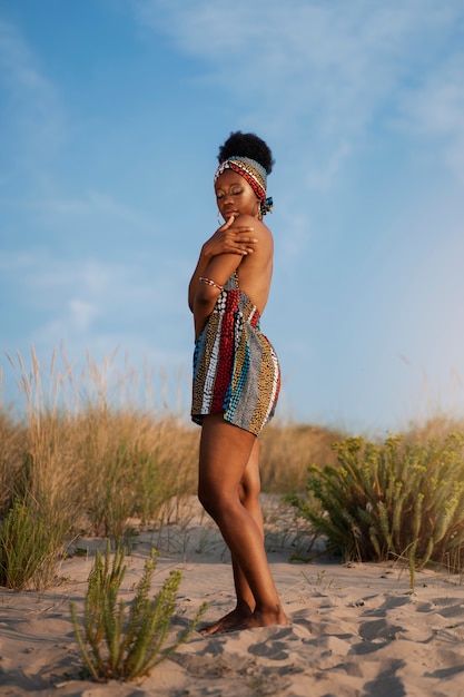 Mulher vestindo roupas africanas nativas em um ambiente árido