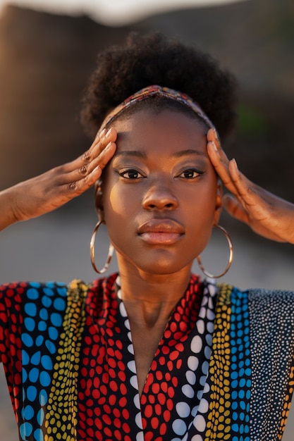 Mulher vestindo roupas africanas nativas na praia