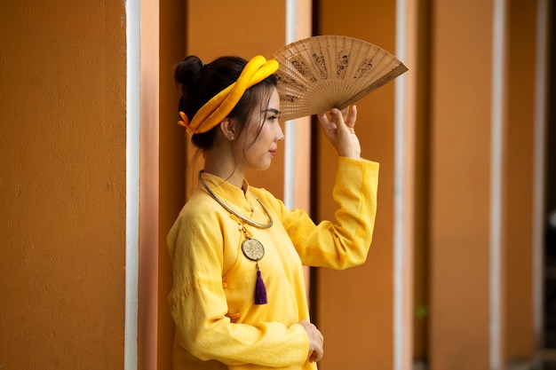 Foto grátis mulher vestindo roupas tradicionais ao dai