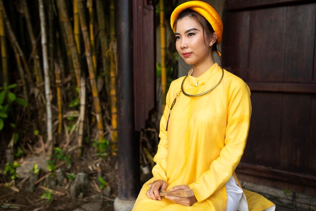 Mulher vestindo roupas tradicionais ao dai