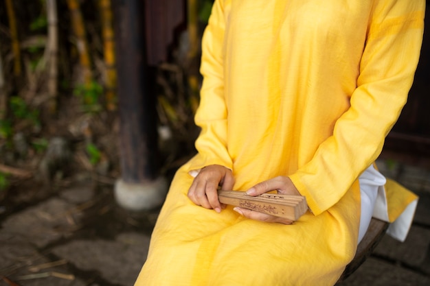 Mulher vestindo roupas tradicionais ao dai