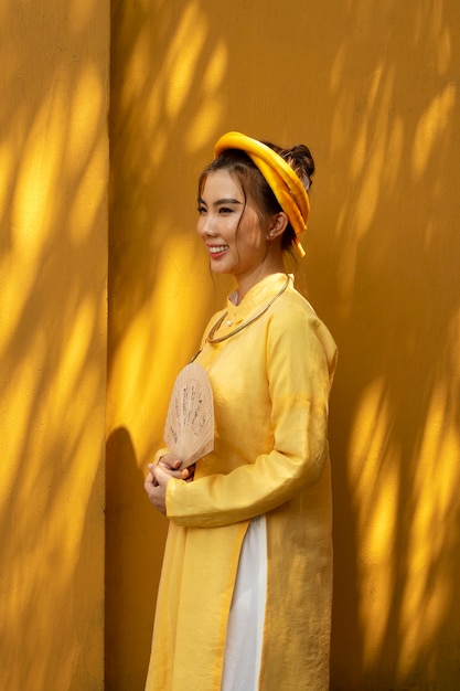 Mulher vestindo roupas tradicionais ao dai