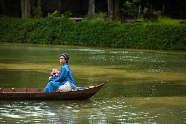 Mulher vestindo roupas tradicionais ao dai