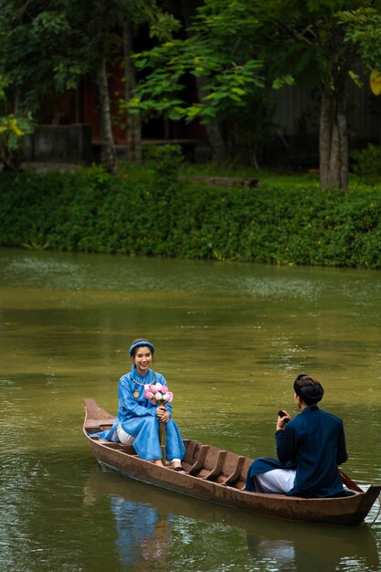 Mulher vestindo roupas tradicionais ao dai