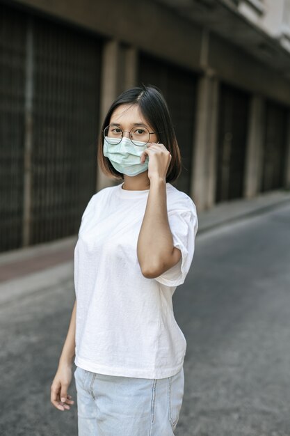 Mulher vestindo uma máscara na rua.