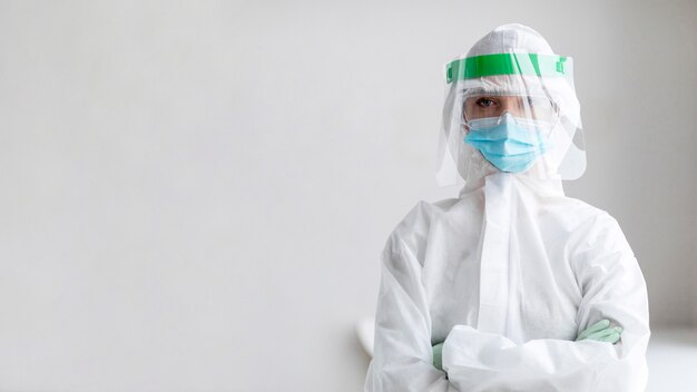 Mulher vestindo uma roupa de proteção com espaço de cópia