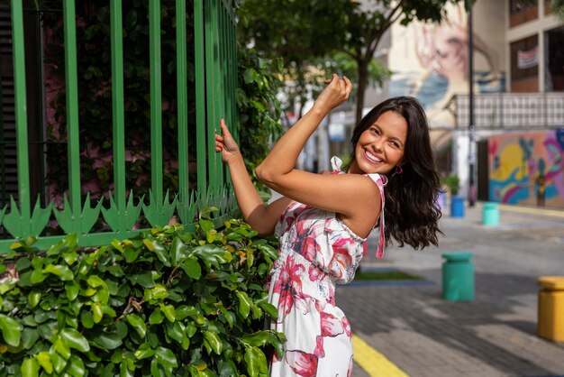 Mulher vestindo vestido de verão
