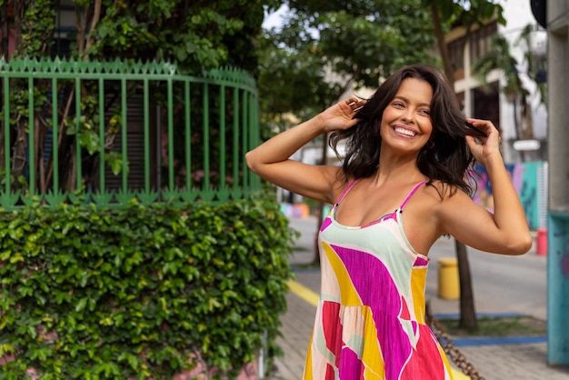 Foto grátis mulher vestindo vestido de verão