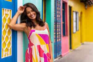 Foto grátis mulher vestindo vestido de verão