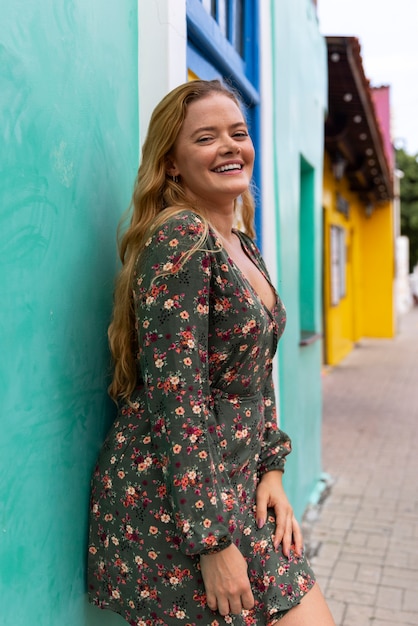 Foto grátis mulher vestindo vestido de verão