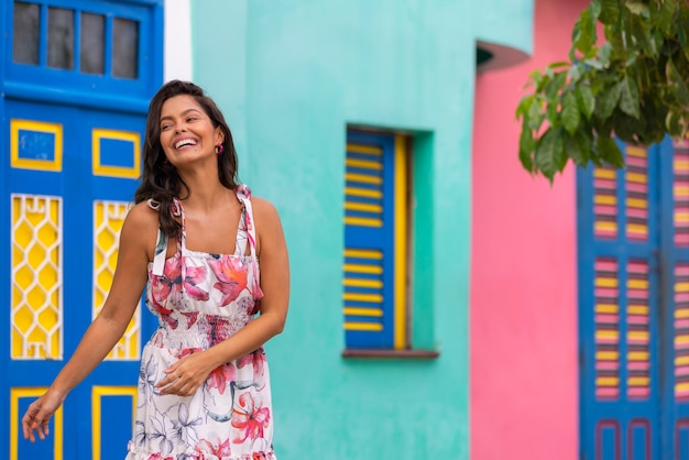 Mulher vestindo vestido de verão