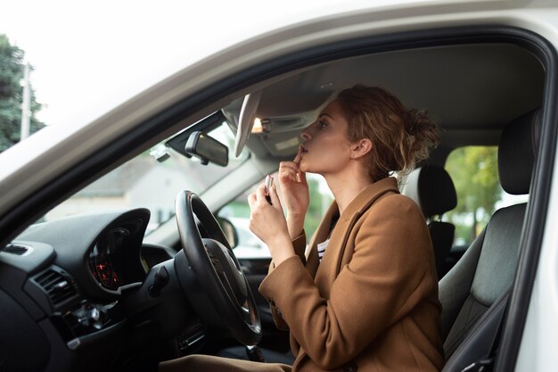 Mulher viajando com o carro