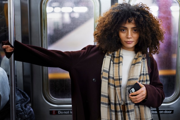 Foto grátis mulher viajando com o metrô na cidade