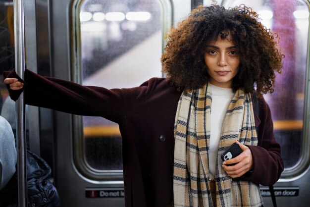 Mulher viajando com o metrô na cidade