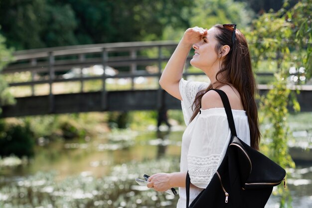 Mulher viajando com um vestido branco fofo