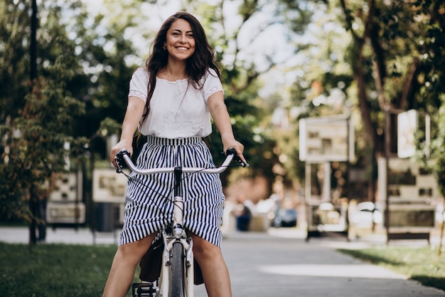 Mulher viajando de bicicleta na cidade