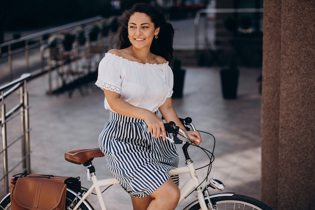 Mulher viajando de bicicleta na cidade