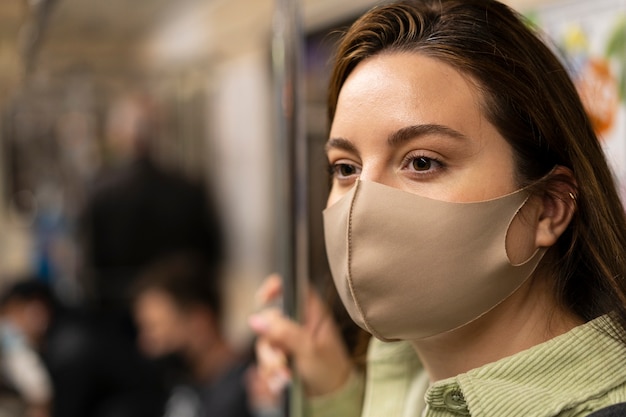 Mulher viajando de metrô