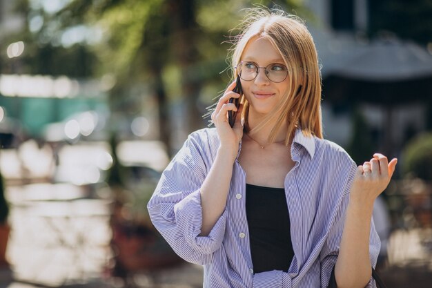 Mulher viajando e usando telefone