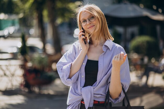 Mulher viajando e usando telefone