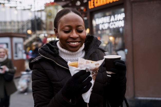 Foto grátis mulher viajando em paris