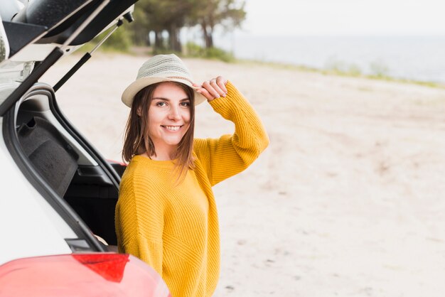 Mulher viajando sozinha, olhando para a câmera