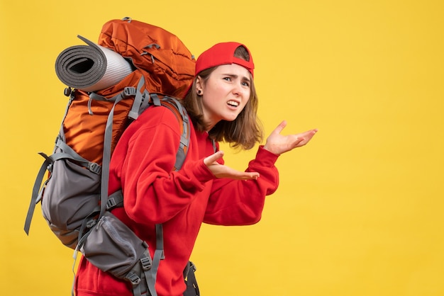 Mulher viajante confusa de vista frontal com mochila vermelha
