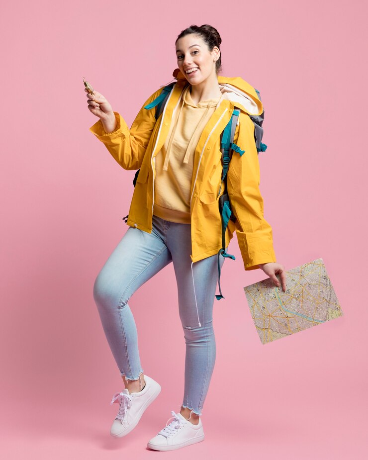 Foto grátis mulher viajante segurando uma bússola e um mapa