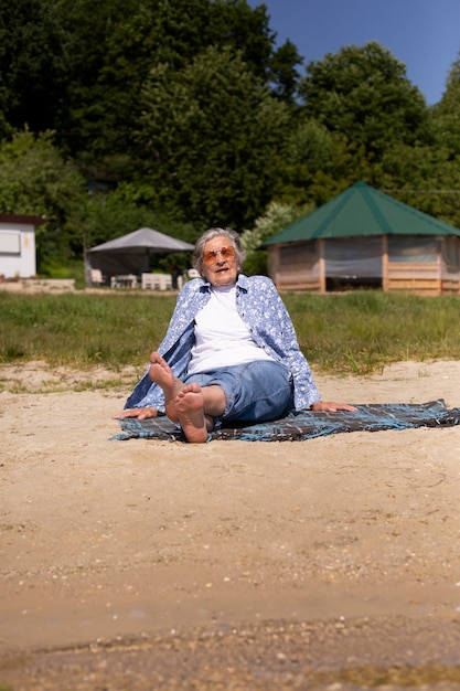 Mulher viajante sênior no verão