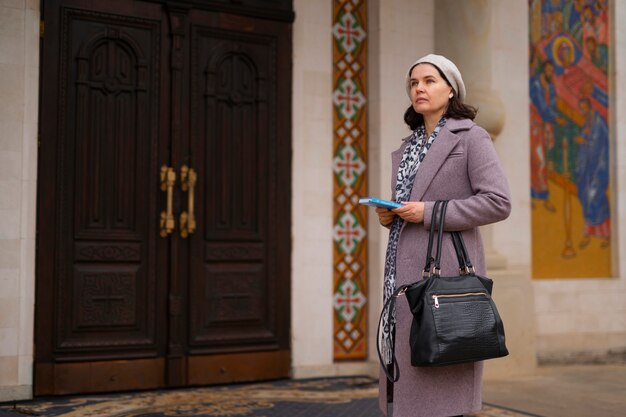 Mulher visitando a igreja para peregrinação religiosa