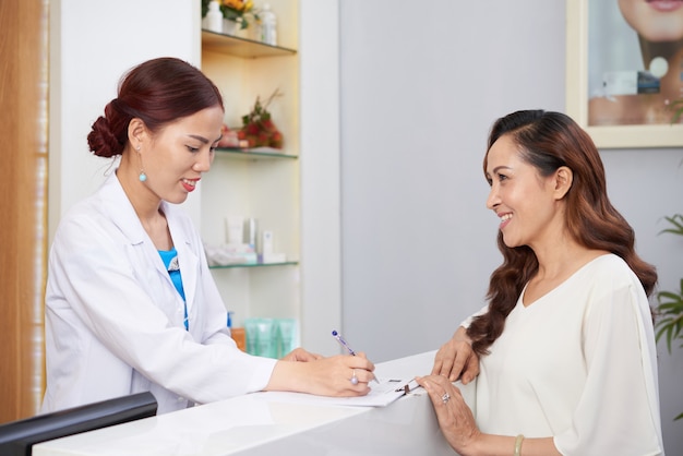 Mulher visitando clínica de cosmetologia