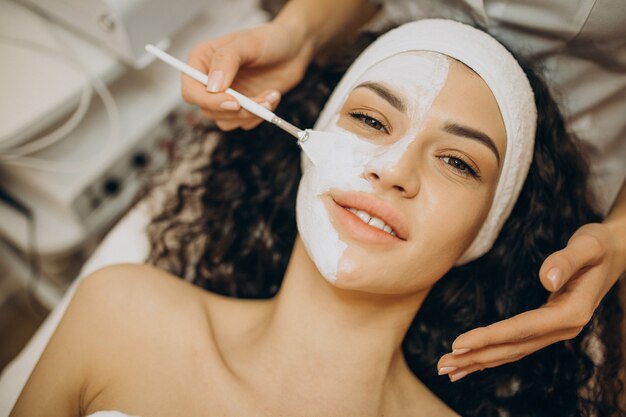 Mulher visitando cosmetologista e fazendo procedimentos de rejuvenescimento